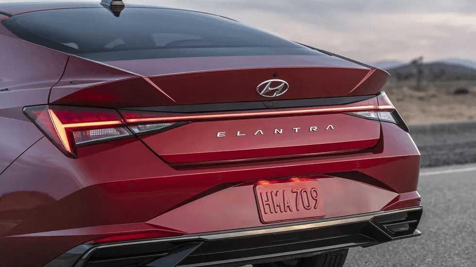 đuôi xe Hyundai Elantra 2021