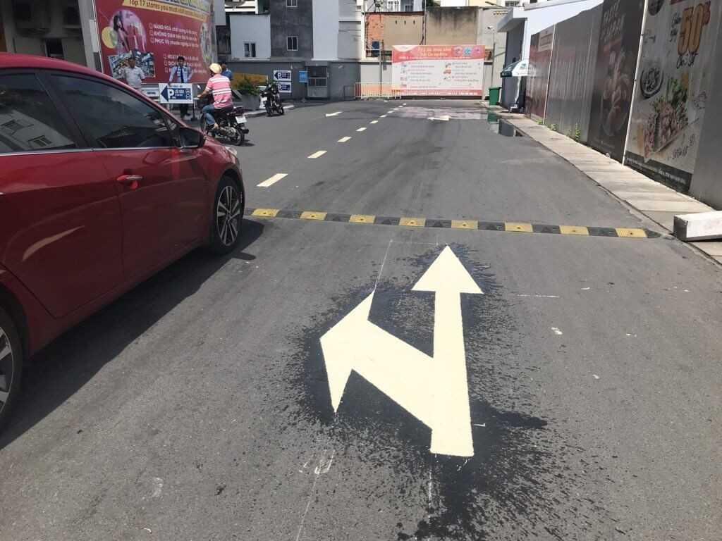 Đè vạch và sai làn, dễ mắc phải, dễ phạt oan