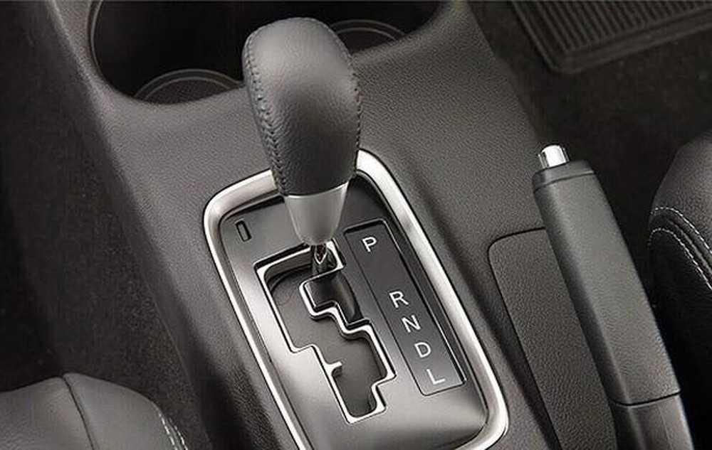 Nên về số P hay N khi dừng đỗ đèn đỏ?