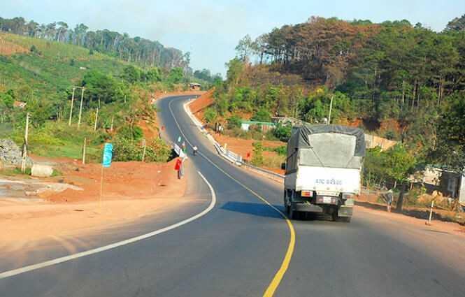 Vạch vàng nét liền 1.2