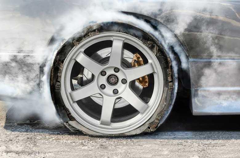 Đạp mạnh phanh khi xe bị nổ lốp