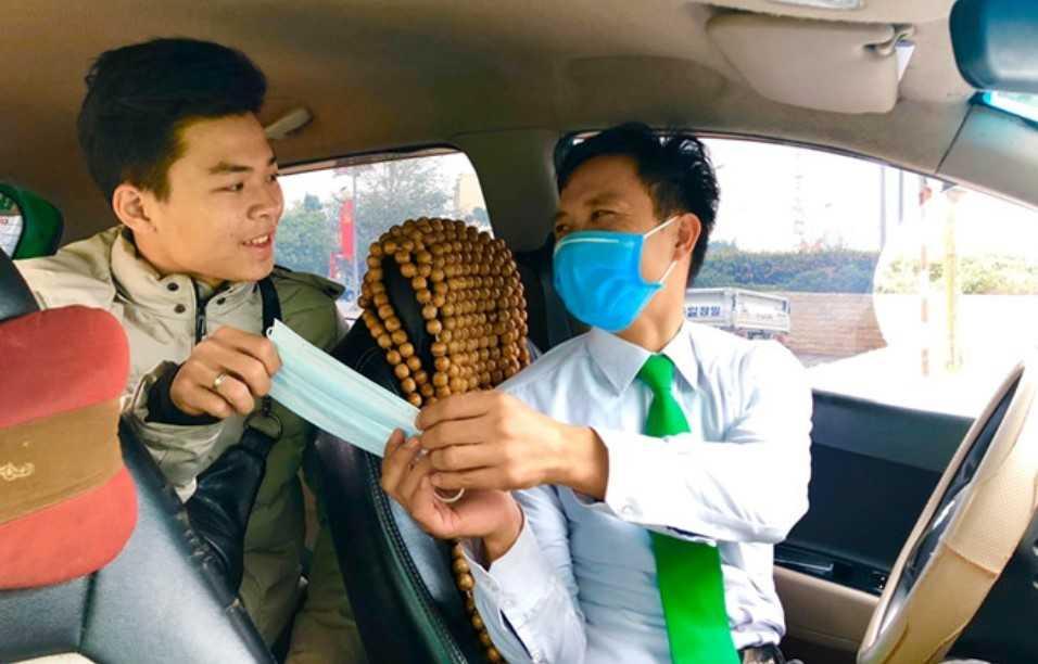 Sử dụng gang tay y tế; rửa tay bằng dung dịch rửa tay chuyên dụng sau khi chạm vào cửa xe