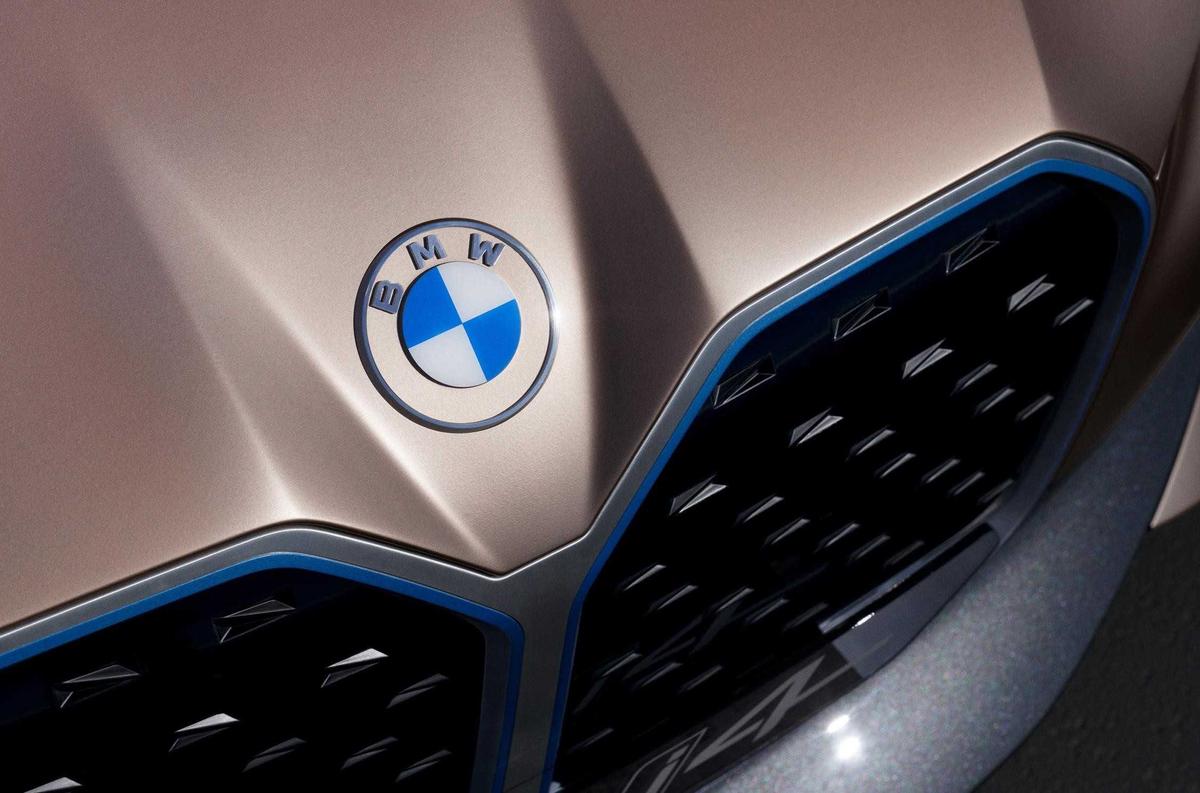 Logo trên xe BMW đổi sang dạng kỹ thuật số gây tranh cãi, hãng khẳng định như vậy mới 'cởi mở và rõ ràng'