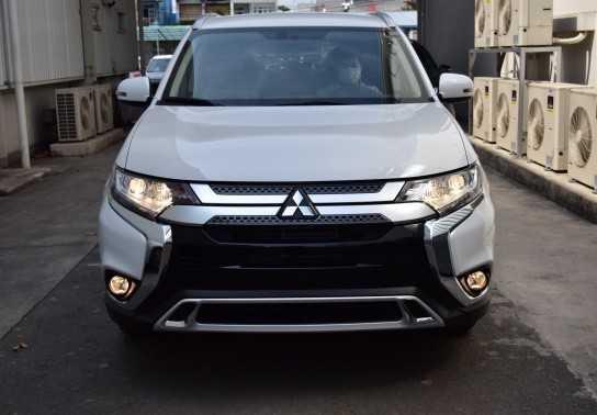 Mitsubishi Outlander 2.4 ‘tồn kho’ giảm giá 125 triệu tại Việt Nam
