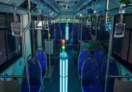 Vũ khí bí mật tiêu diệt virus corona bằng cách "tắm" xe trong ánh sáng trắng xanh