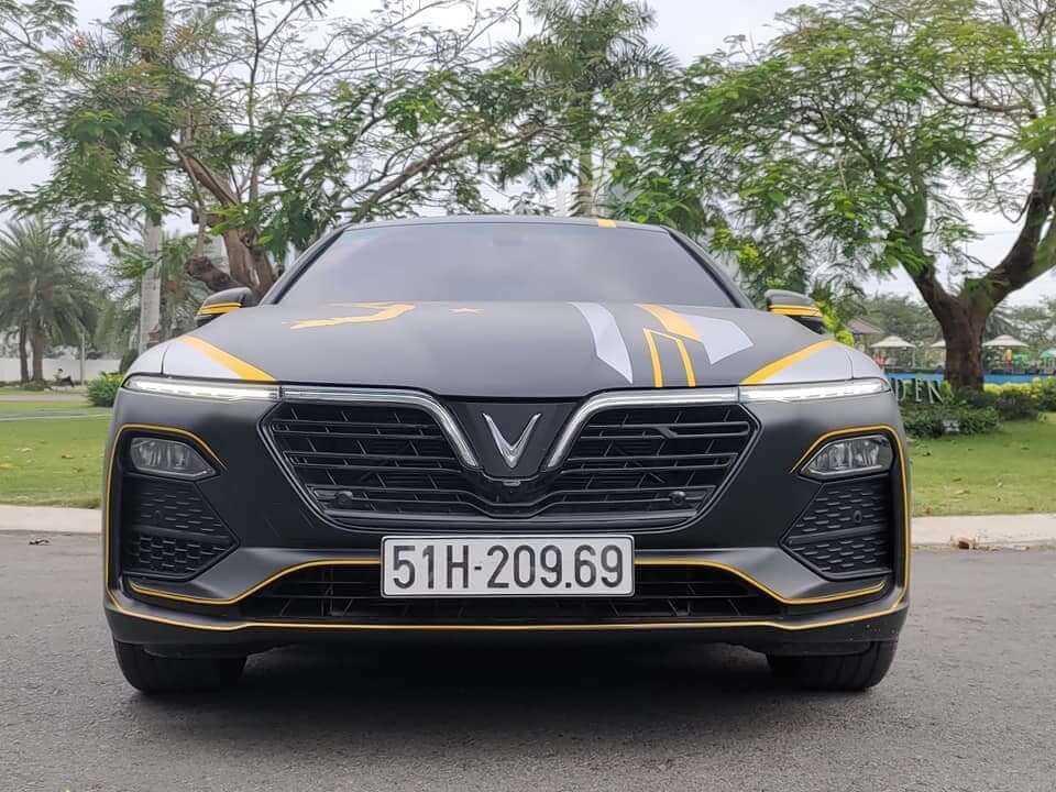 Vinfast Lux A2.0 thay áo với decal đậm chất thể thao