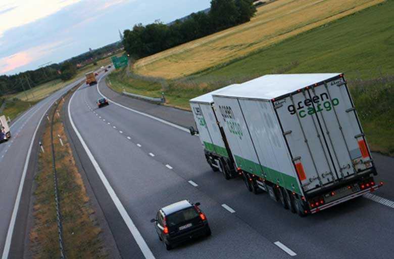 Chạy song song với xe tải