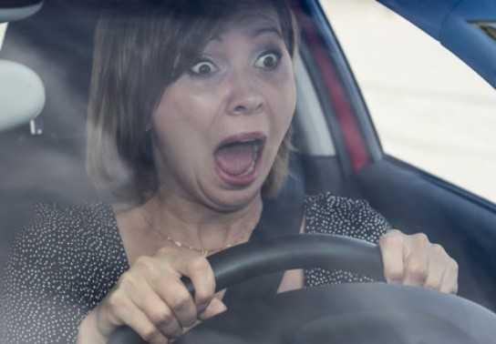 Ảo giác ô tô “đi lùi” khi dừng đèn đỏ, do hoảng sợ hay thiếu hiểu biết?