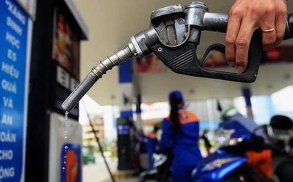Ứng phó với Covid-19, từ 15h chiều nay giá xăng giảm mạnh hơn 2.300 đồng/lít