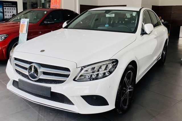Mercedes-Benz C-Class hạ giá hơn 8000 USD, “đón đầu” BMW 3-Series mới sắp ra mắt