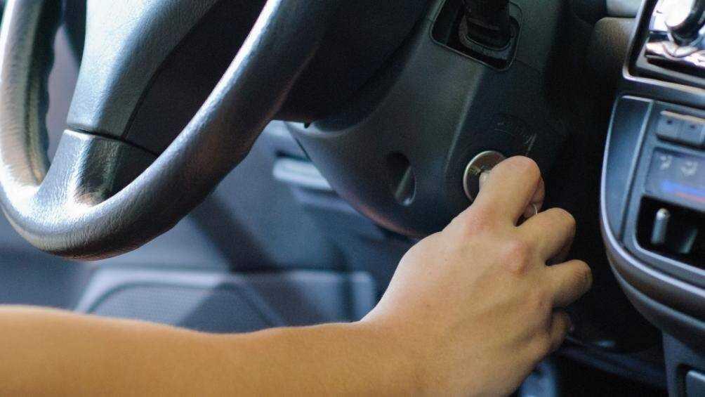 Tắt máy khi dừng xe quá 2 phút