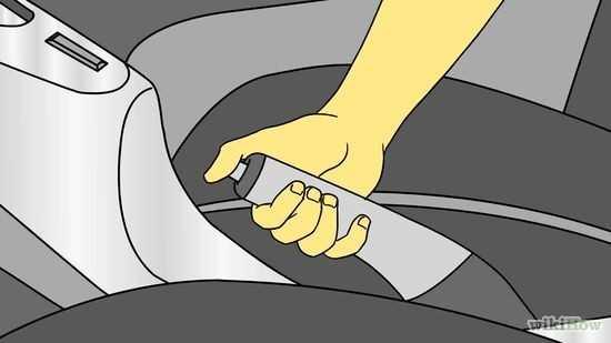 Chân phải đạp bàn đạp phanh, sau đó di chuyển cần số sang vị trí D (Drive).