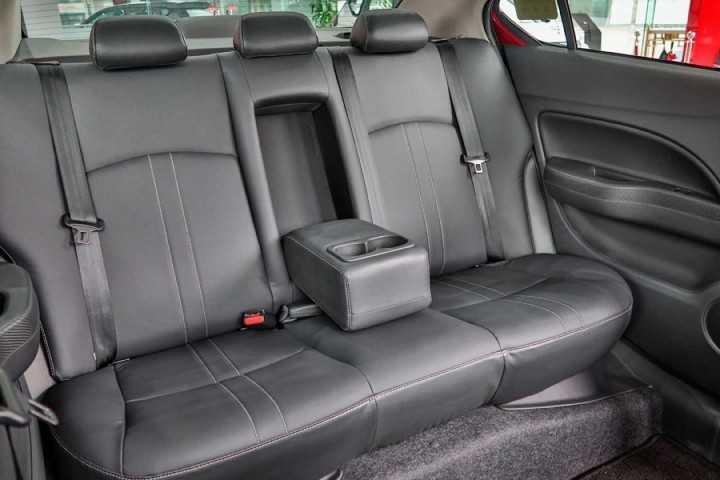 Hàng ghế thứ hai của xe Mitsubishi Attrage 2020 carmudi vietnam