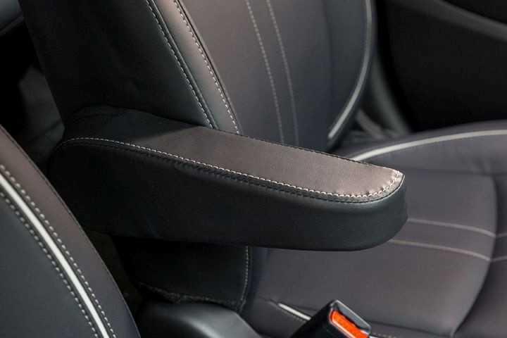 Bệ tỳ tay ghế lái của xe Mitsubishi Attrage 2020 carmudi vietnam