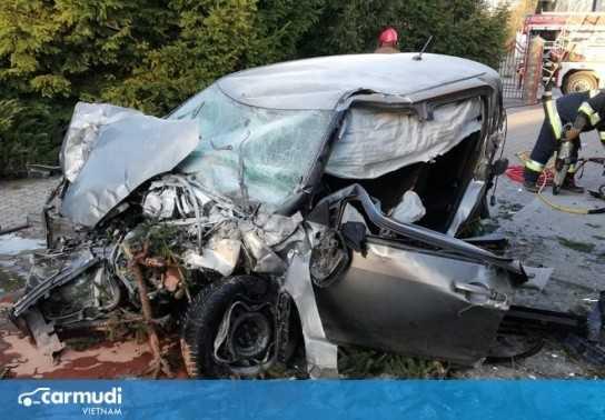 Say xỉn khi lái xe, Suzuki Swift văng lên không trung rồi vỡ nát