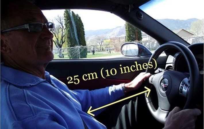 Ngồi cách vô lăng 25cm