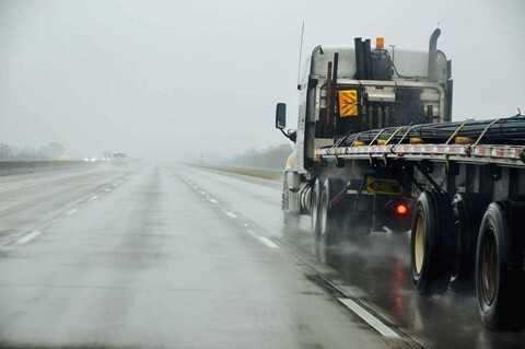 Bạn cũng không cần bật chế độ kiểm soát hành trình trong mưa