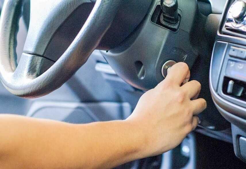 Vô lăng vẫn bị khóa (lock) dù mở khóa xe