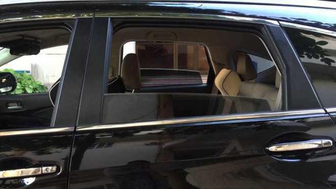 Quên không lên hết kính cửa sổ