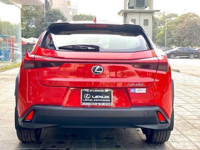 đuôi xe Lexus UX 200