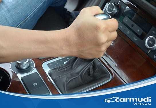 Xử lý thế nào khi ô tô bị hỏng số lùi?