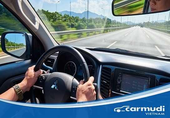 Những lỗi cầm vô lăng thường gặp khi lái xe