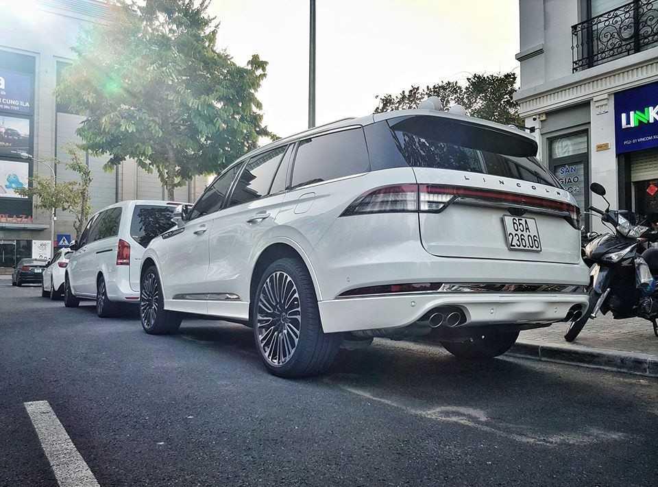 đuôi xe Lincoln Aviator