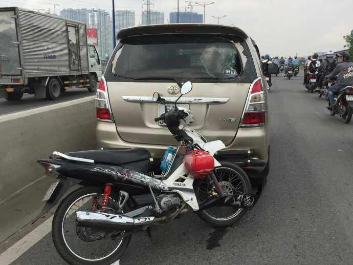 Xe hai bánh đâm vào cản sau