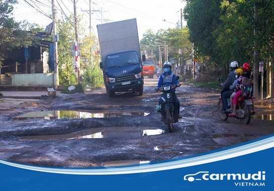 Top 5 kinh nghiệm lái xe qua những chặng đường nhiều ổ gà