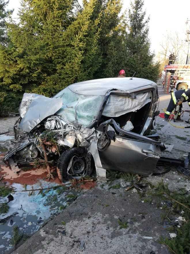 Say xỉn khi lái xe, Suzuki Swift văng lên không trung rồi vỡ nát