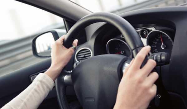 Cầm vô lăng ở vị trí 10 giờ và 2 giờ