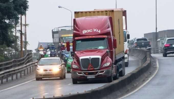 Không bám sát đuôi xe tải nặng, xe container