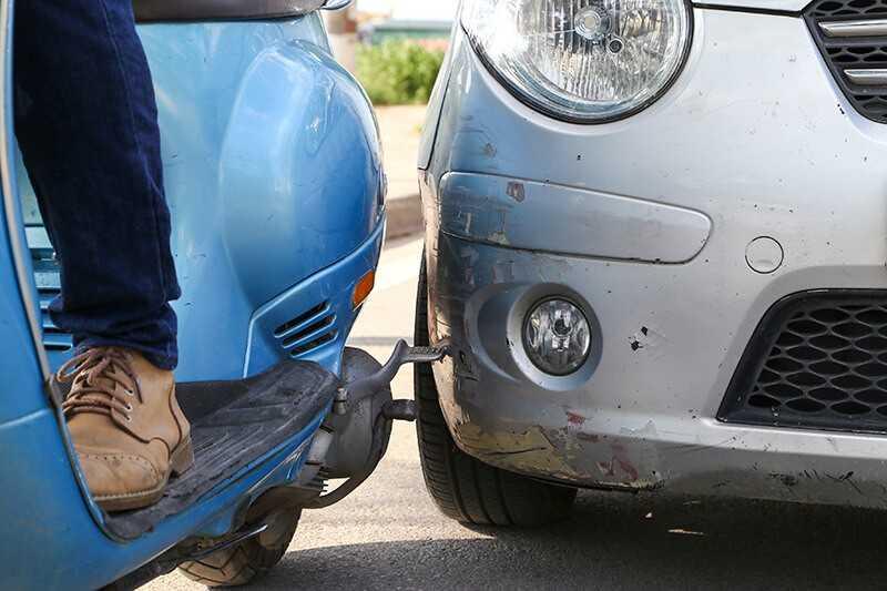 Quệt vào giá để chân xe máy