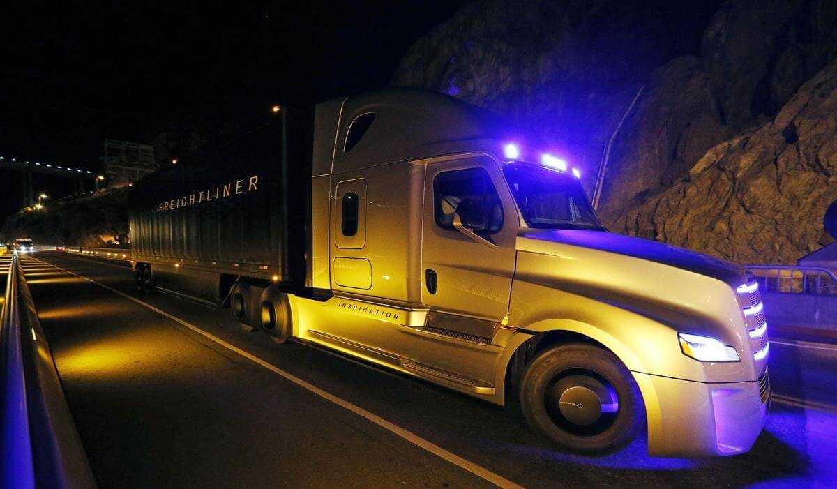 Không chạy ngay trước mũi xe container, xe tải nặng