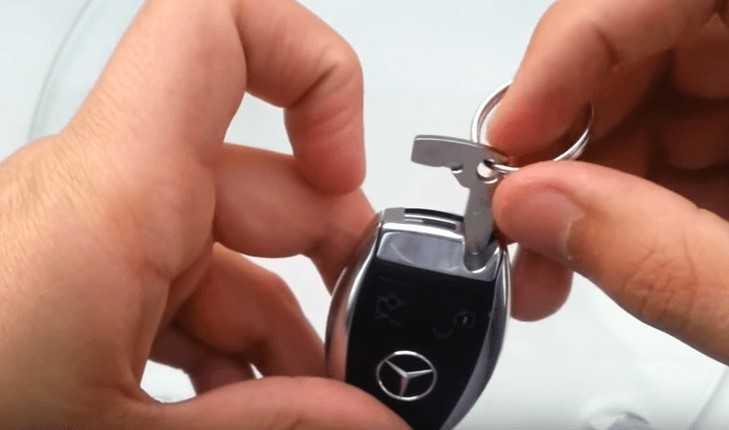 Mách bạn mẹo khởi động xe khi chìa khóa thông minh ô tô hết pin