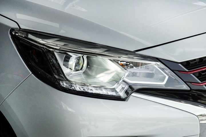 Cụm đèn pha trên xe hơi Mitsubishi Attrage 2020 carmudi vietnam