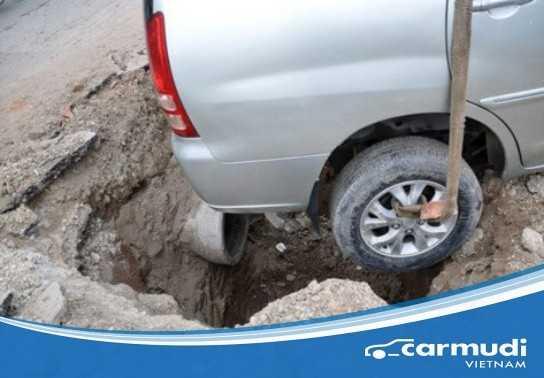 5 mẹo "giải cứu" xe hơi bị thụt bánh xuống hố