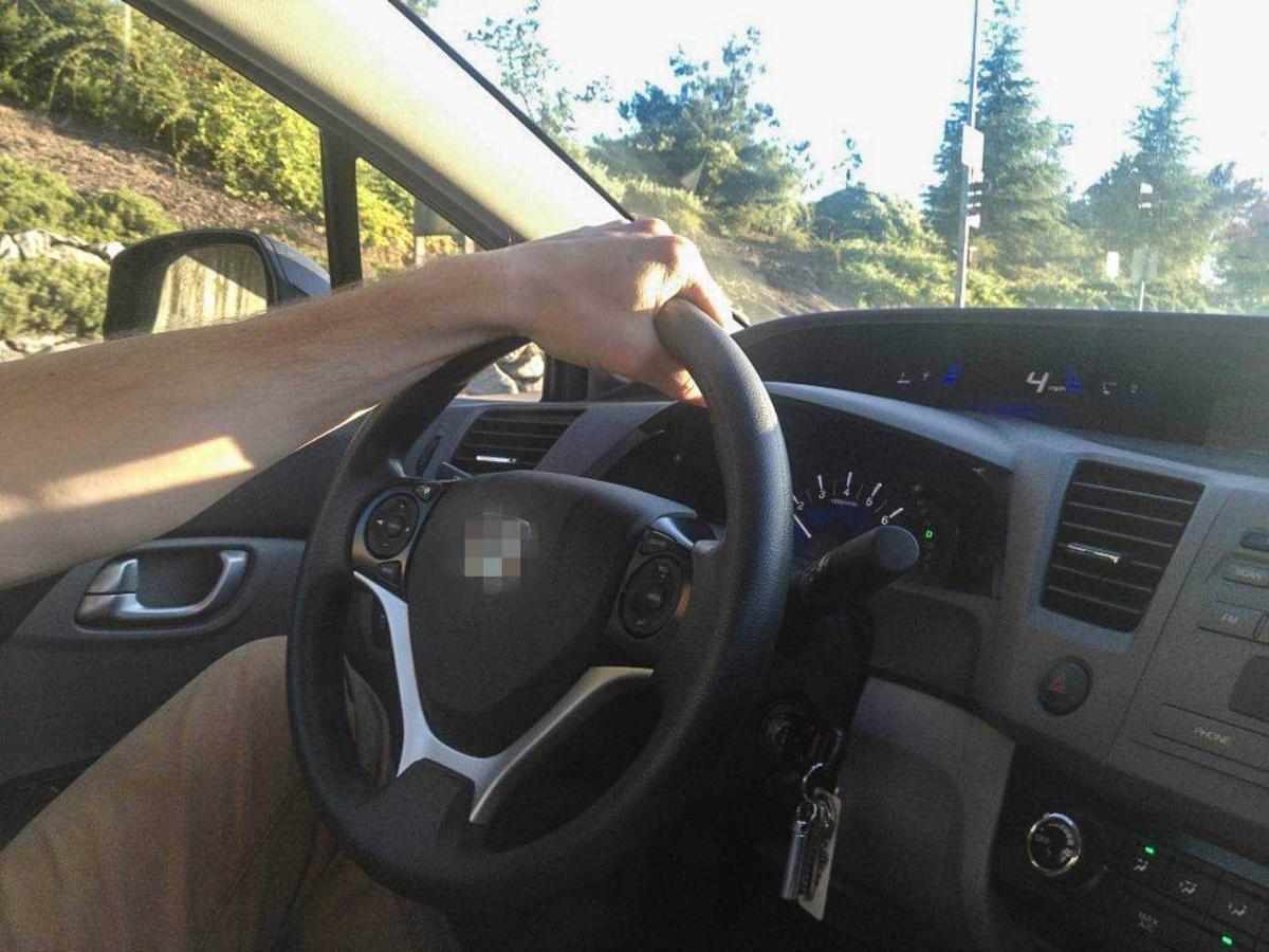 Đặt một tay trên đỉnh vô-lăng