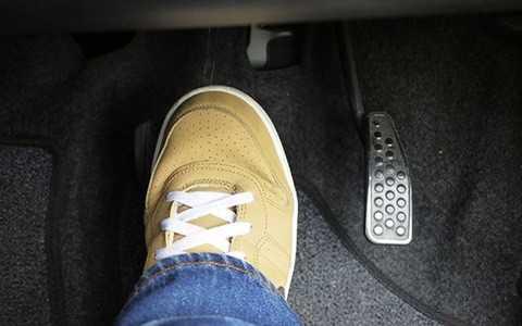 Tăng tốc bằng cách đạp chân ga