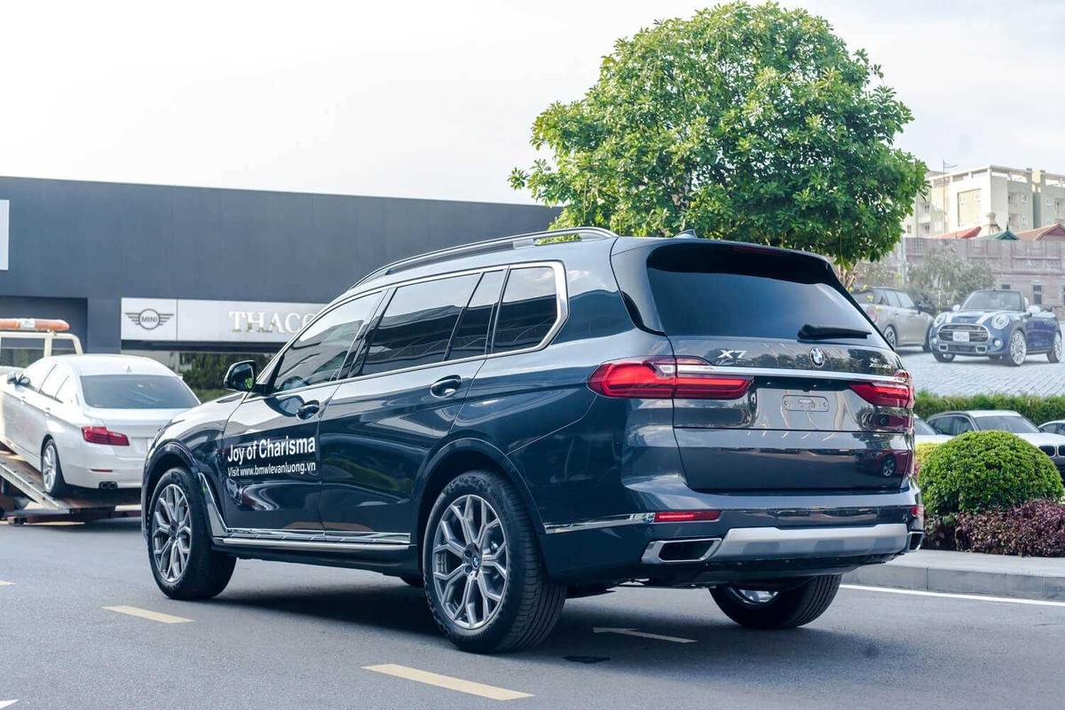 đuôi xe BMW X7