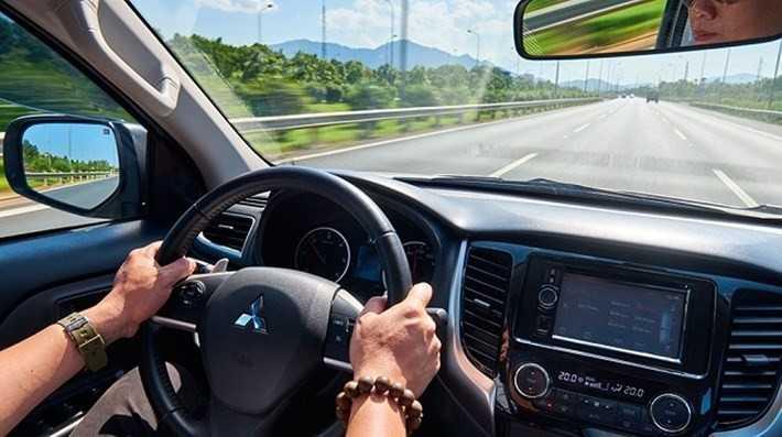 Đột ngột chuyển hướng, chuyển làn xe khi muốn dừng nghỉ