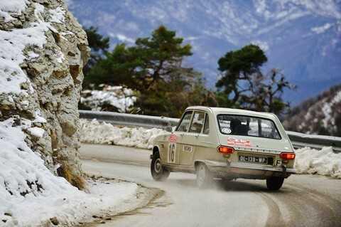 Phanh trong khúc cua