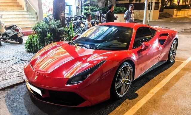 thân xe Ferrari 488 GTB