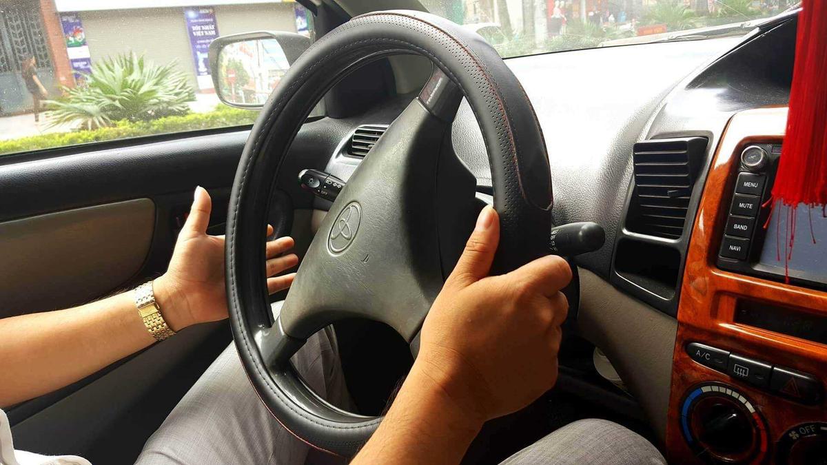 Tài xế cố ý đánh lái lúc xe bị khóa khiến vô lăng bị khóa chặt