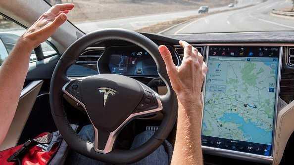 Dùng khuỷu tay hoặc đầu gối để lái xe