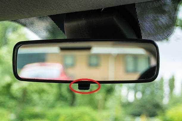 Lẫy sau gương chiếu hậu bên trong xe