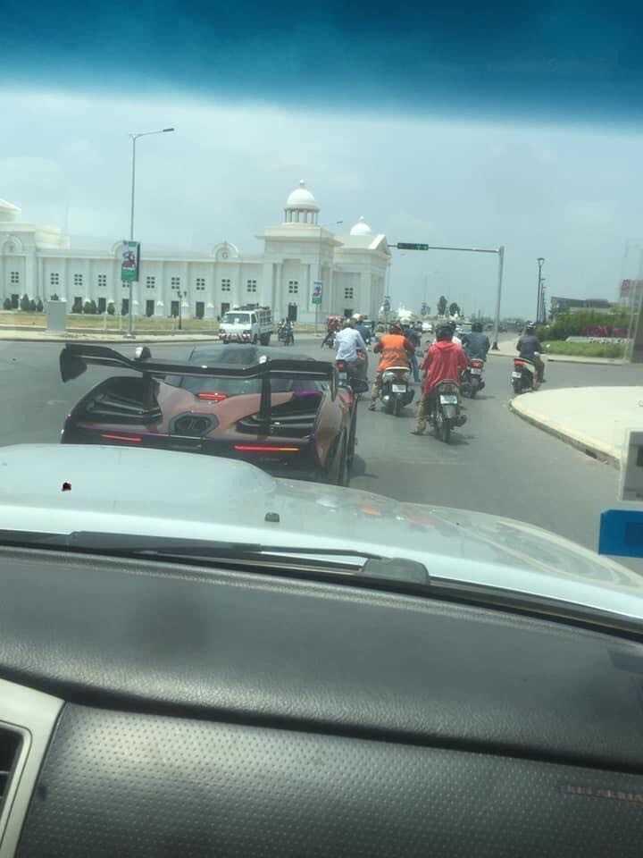 Hình ảnh chiếc McLaren Senna lăn bánh tại Campuchia.