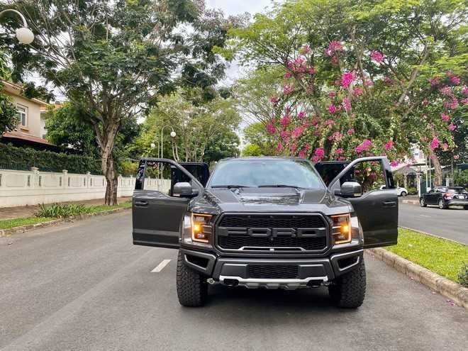 Những chi tiết đặc biệt của Ford F-150 Raptor “cửa Rolls-Royce” đầu tiên tại Việt Nam