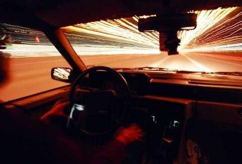 Không nên nhìn chăm chú vào chiếc xe phía trước
