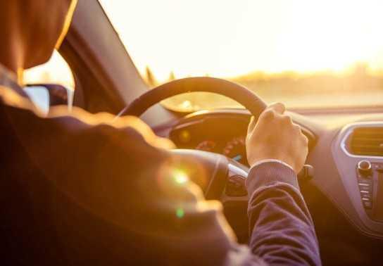 Những hành động bạn không nên làm khi đang ngồi ô tô